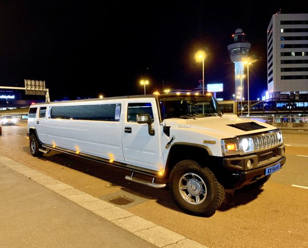 Hummer h2 limousine op Schiphol