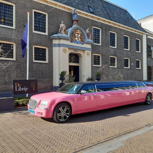 Roze limousine bij Librije | Vallei Limousines