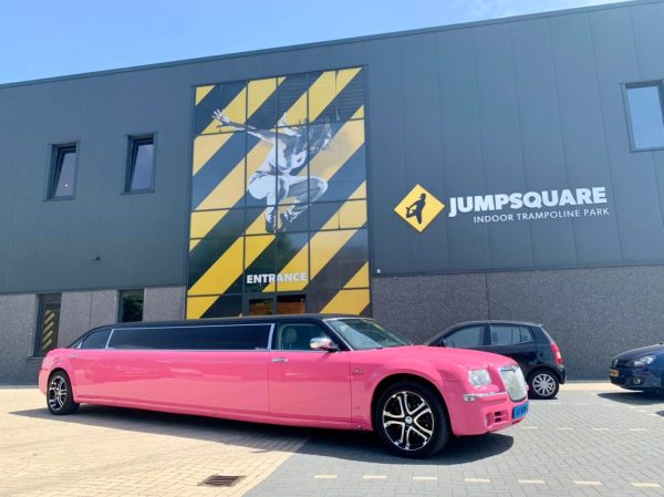 Roze limousine huren