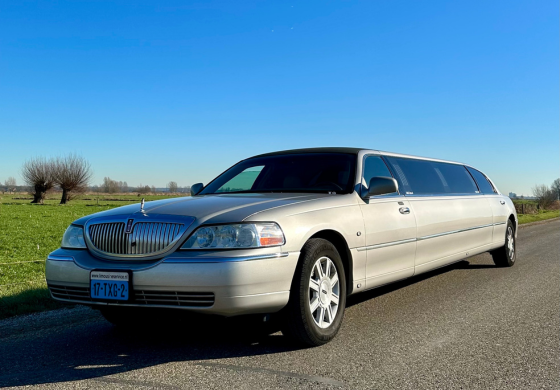 zilveren lincoln limousine