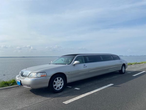 Zilveren Lincoln limousine | Vallei Limousines